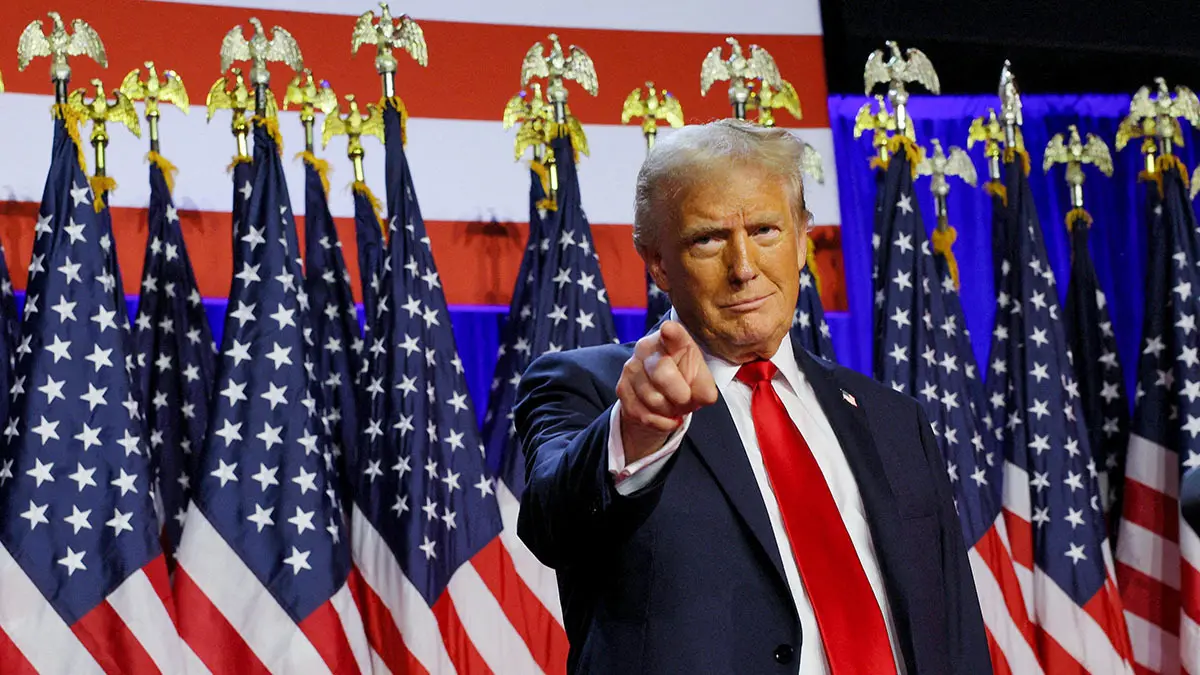 <p>El candidato presidencial republicano y expresidente estadounidense Donald Trump sube al escenario para dirigirse a sus partidarios en su mitin, en el Centro de Convenciones del Condado de Palm Beach en West Palm Beach, Florida, EE.UU., el 6 de noviembre de 2024 - REUTERS/ BRIAN SNYDER</p>