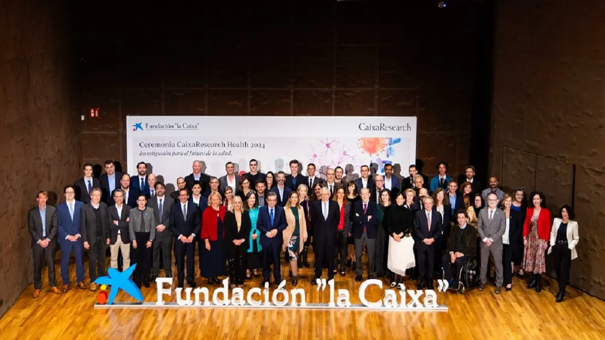 Foto de familia de representantes de la Fundación "la Caixa" junto a los investigadores e investigadoras seleccionados en la convocatoria CaixaResearch de Investigación en Salud 2024 - © Fundación "la Caixa"