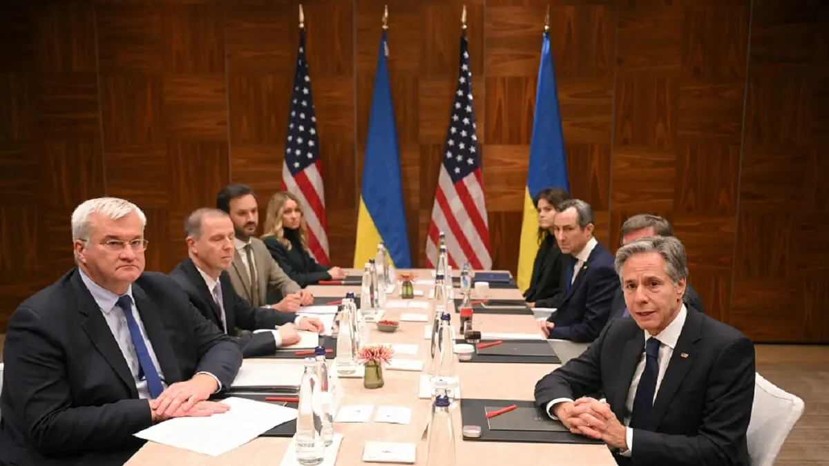 El secretario de Estado estadounidense Antony Blinken (dcha) se reúne con el ministro de Asuntos Exteriores ucraniano, Andrii Sybiha (izda), durante su visita de un día a Bruselas el 13 de noviembre de 2024 en Bruselas – PHOTO/NICOLAS TUCAT/POOL/AFP