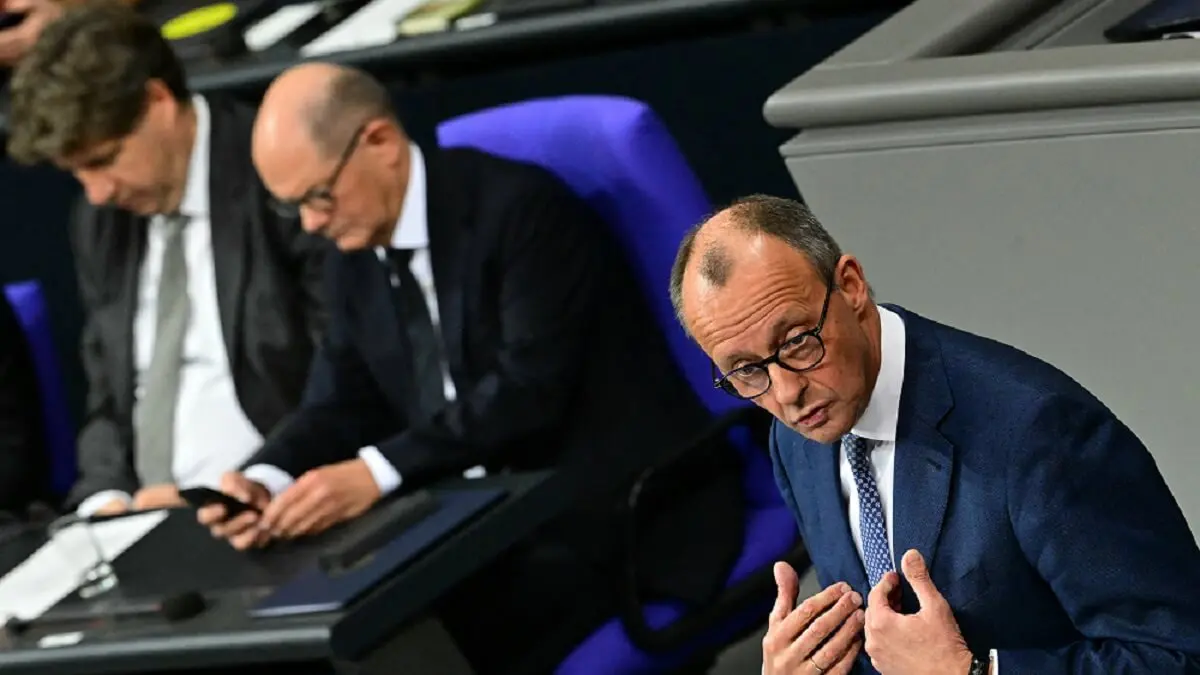 El líder de la oposición Friedrich Merz (Derecha), también jefe del partido conservador alemán Unión Cristianodemócrata (CDU), pronuncia un discurso durante una sesión el 13 de noviembre de 2024 en el Bundestag (Cámara Baja del Parlamento) en Berlín, tras la ruptura de la coalición tripartita del canciller Scholz – PHOTO/Tobías SCHWARZ/AFP