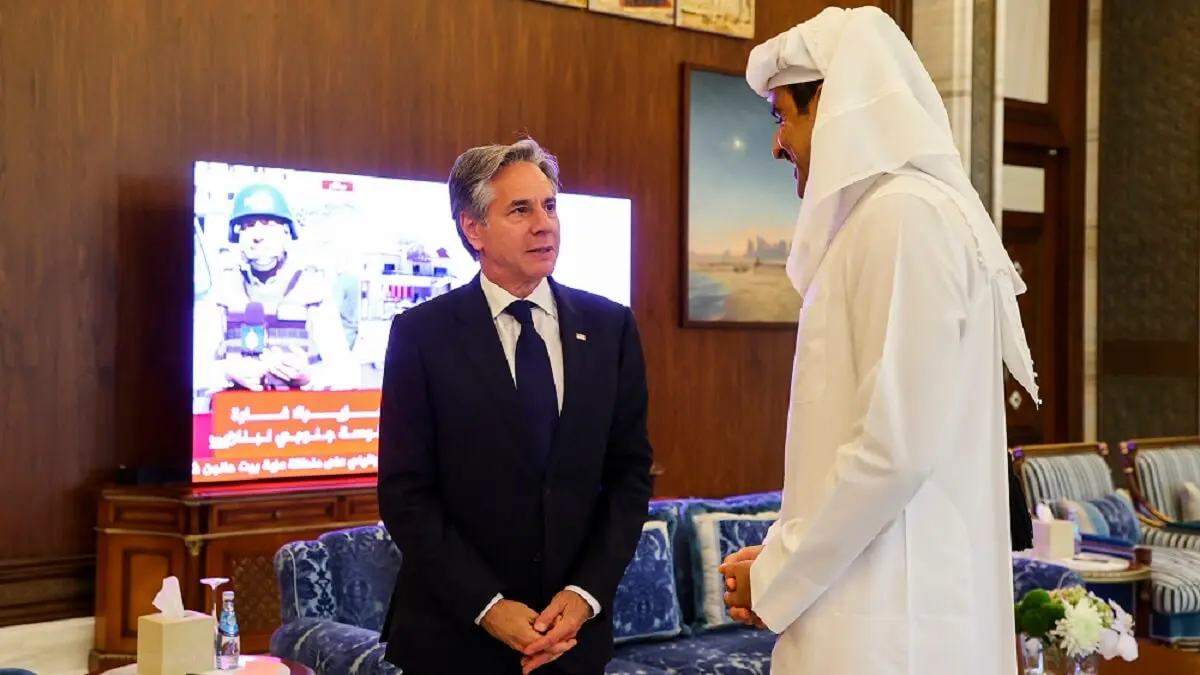 El secretario de Estado estadounidense Antony Blinken (izq.) se reúne con el emir de Qatar, jeque Tamim bin Hamad Al Thani, en el Palacio de Lusail, en Lusail, el 12 de junio de 2024 – PHOTO/Ibraheem AL-OMARI/POOL/AFP