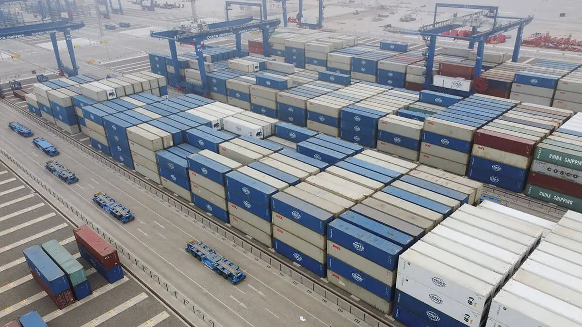 Una vista de un dron muestra contenedores en el nuevo megapuerto que está construyendo la estatal china Cosco Shipping, que promete acortar las rutas marítimas hacia Asia para los productos peruanos y algunos brasileños, en Chancay, Perú, el 24 de octubre de 2024 - REUTERS/ ANGELA PONCE