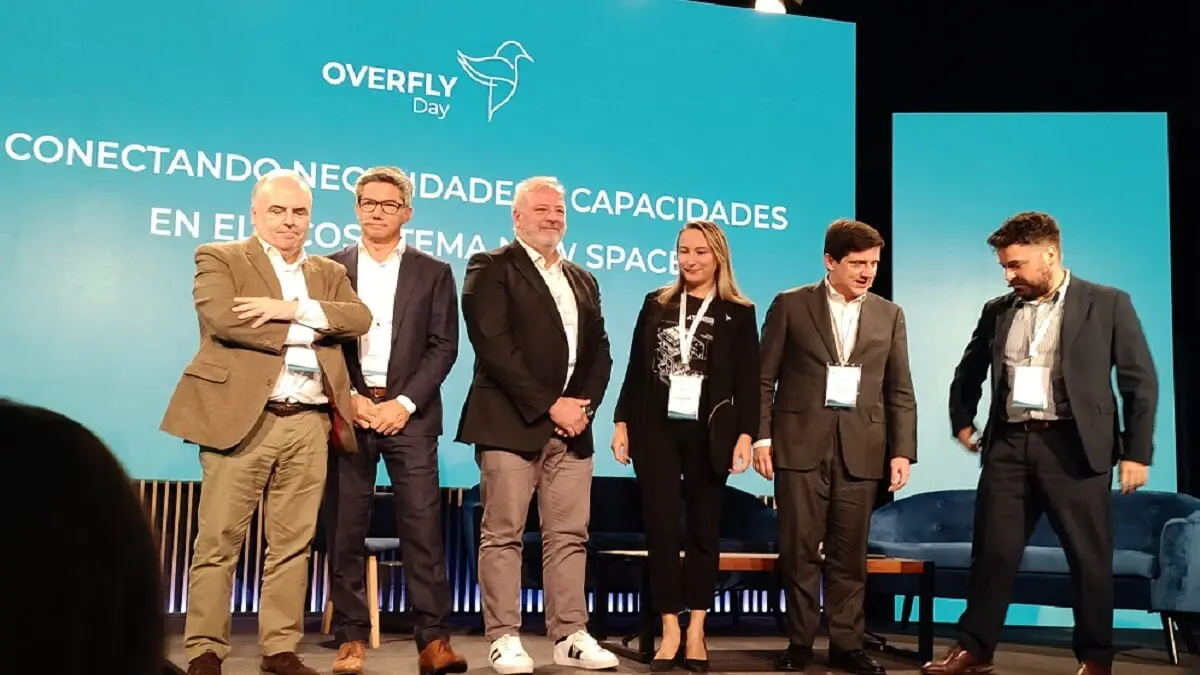 El responsable de programas nacionales de la Agencia Espacial Española, José Maria Pérez (izquierda) con directivos de Indra, Airbus, Ienai Space, Geosat y Alen Space -&nbsp;PHOTO/JPons