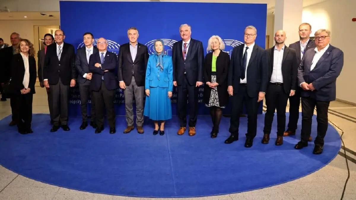 Maryam Rajavi y miembros del Parlamento Europe - PHOTO/NCRI