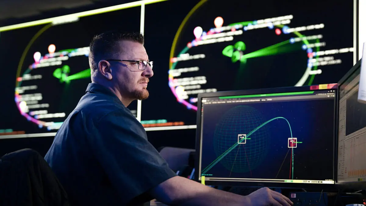 La NRO es una agencia gubernamental dedicada a concebir, construir, lanzar y mantener operativos en órbita los ingenios de reconocimiento y vigilancia de Estados Unidos - PHOTO/Space Force-Tiana Williams 
