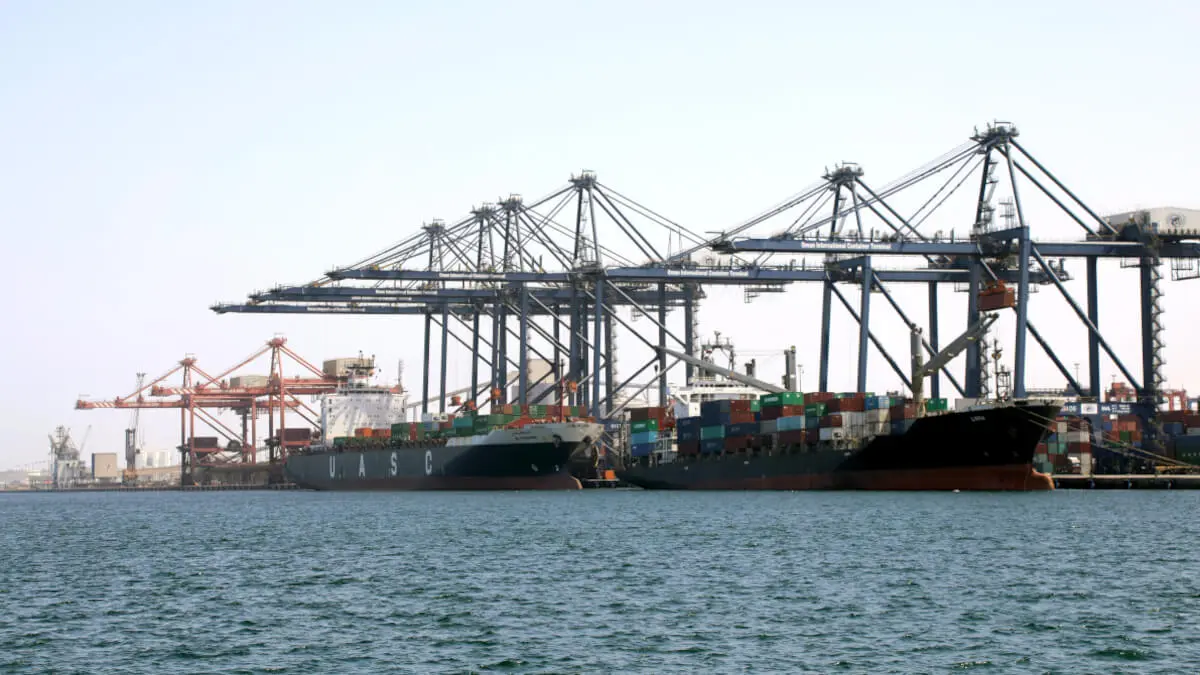 <p>Buques portacontenedores de United Arab Shipping Company y NYK Line atracados en la Terminal Internacional de Contenedores de Omán en Sohar, Omán, el 9 de agosto de 2017 - <a href="https://depositphotos.com/es/?/">Depositphotos</a></p>