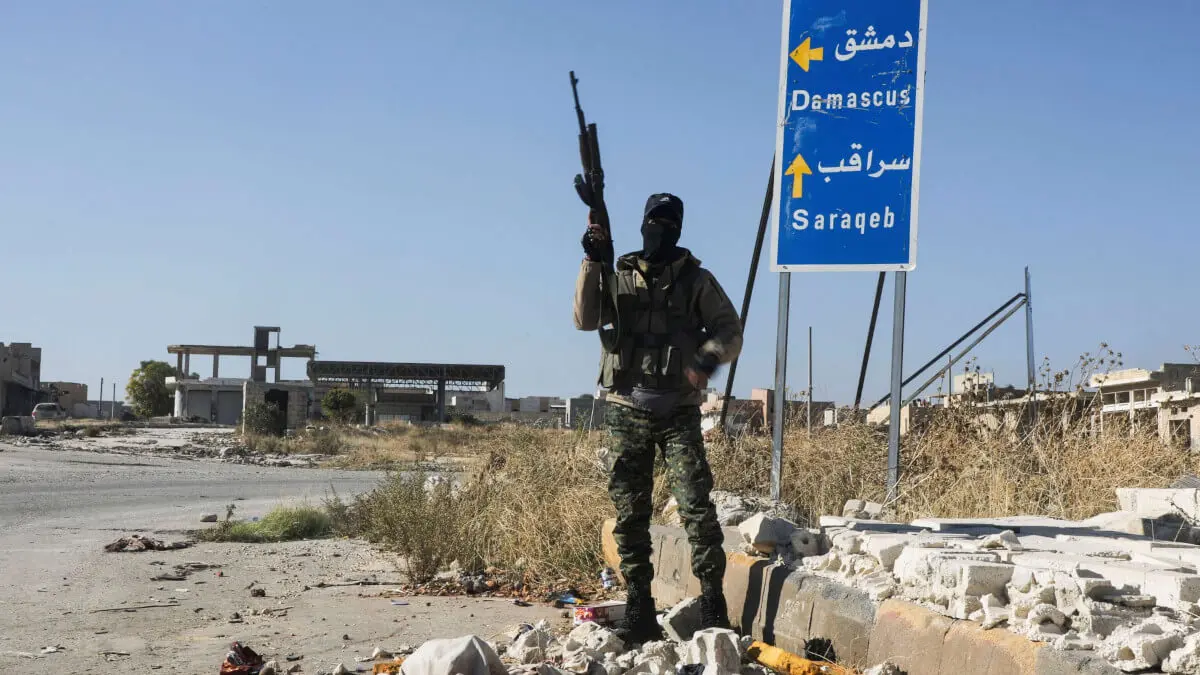 Un rebelde a la entrada de la ciudad de Saraqeb, en la provincia de Idlib, Siria -PHOTO/Reuters/Mahmoud Hassanoarabicphoto