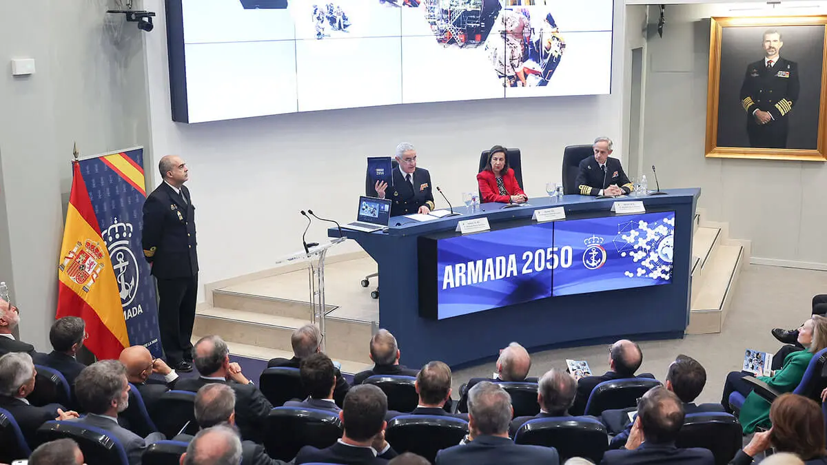 El almirante Antonio Piñeiro muestra uno de los tres documentos Armada 2050, uno es de difusión general, otro para el ámbito de la Institución y un tercero está clasificado y contiene un mayor grado de detalle - PHOTO/MDE-Iñaki Gómez