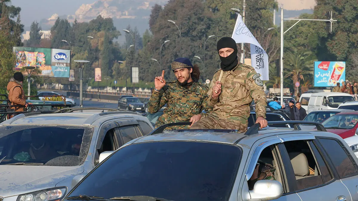 Combatientes rebeldes en un automóvil, después de que los rebeldes tomaron la capital y derrocaron al presidente Bashar al-Assad, en Damasco, Siria, el 9 de diciembre de 2024 - REUTERS/ MOHAMED AZAKIR