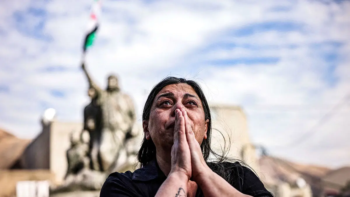 <p>Una mujer reacciona mientras la gente celebra después de que los rebeldes sirios anunciaran que han derrocado al presidente Bashar al-Assad, en Majdal Shams, una aldea drusa en los Altos del Golán ocupados por Israel - REUTERS/ STOYAN NENOV</p>