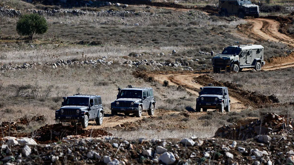 Soldados israelíes viajan en vehículos militares mientras se reúnen cerca de la línea de alto el fuego entre Siria y los Altos del Golán ocupados por Israel, el 9 de diciembre de 2024 - REUTERS/ AMMAR AWAD