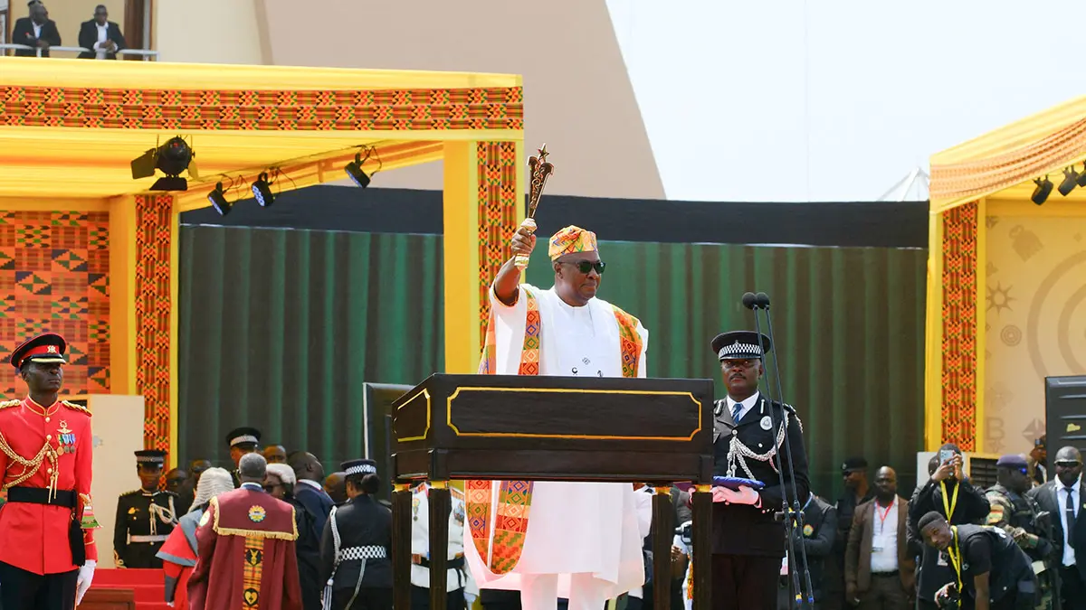 El presidente electo de Ghana, John Dramani Mahama, levanta el bastón de mando durante la ceremonia de investidura para su segundo mandato en la plaza Black Star de Accra, Ghana, el 7 de enero de 2025
REUTERS/ FRANCIS KOKOROKO