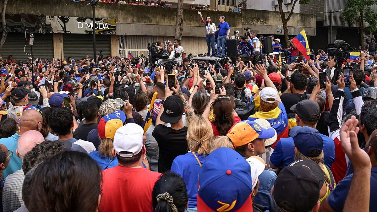 <p>La líder opositora venezolana María Corina Machado se dirige a sus partidarios en una protesta antes de la investidura el viernes del presidente Nicolás Maduro para su tercer mandato, en Caracas, Venezuela, el 9 de enero de 2025 - REUTERS/ GABY ORAA<br />
</p>