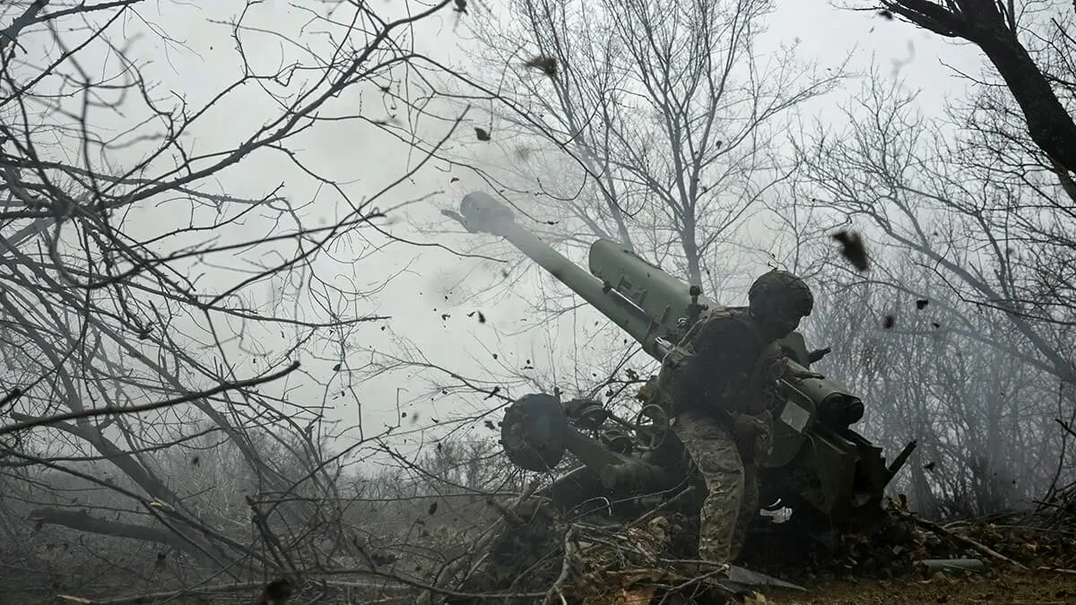 Un militar de la dotación de artillería dispara un obús D-30 hacia las tropas rusas en una posición en la línea del frente, en medio del ataque de Rusia a Ucrania, en la región de Zaporizhia, Ucrania, el 11 de enero de 2025 - PHOTO/REUTERS