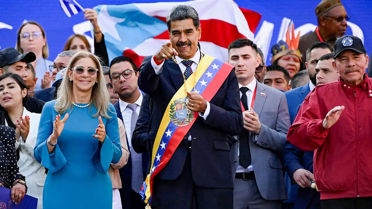 <p>El presidente de Venezuela, Nicolás Maduro, junto a su esposa Cilia Flores y su homólogo nicaragüense Daniel Ortega después de que Maduro jurara su cargo para un tercer mandato de seis años, en Caracas, Venezuela, 10 de enero de 2025 - REUTERS/MAXWELL BRICEÑO </p>
