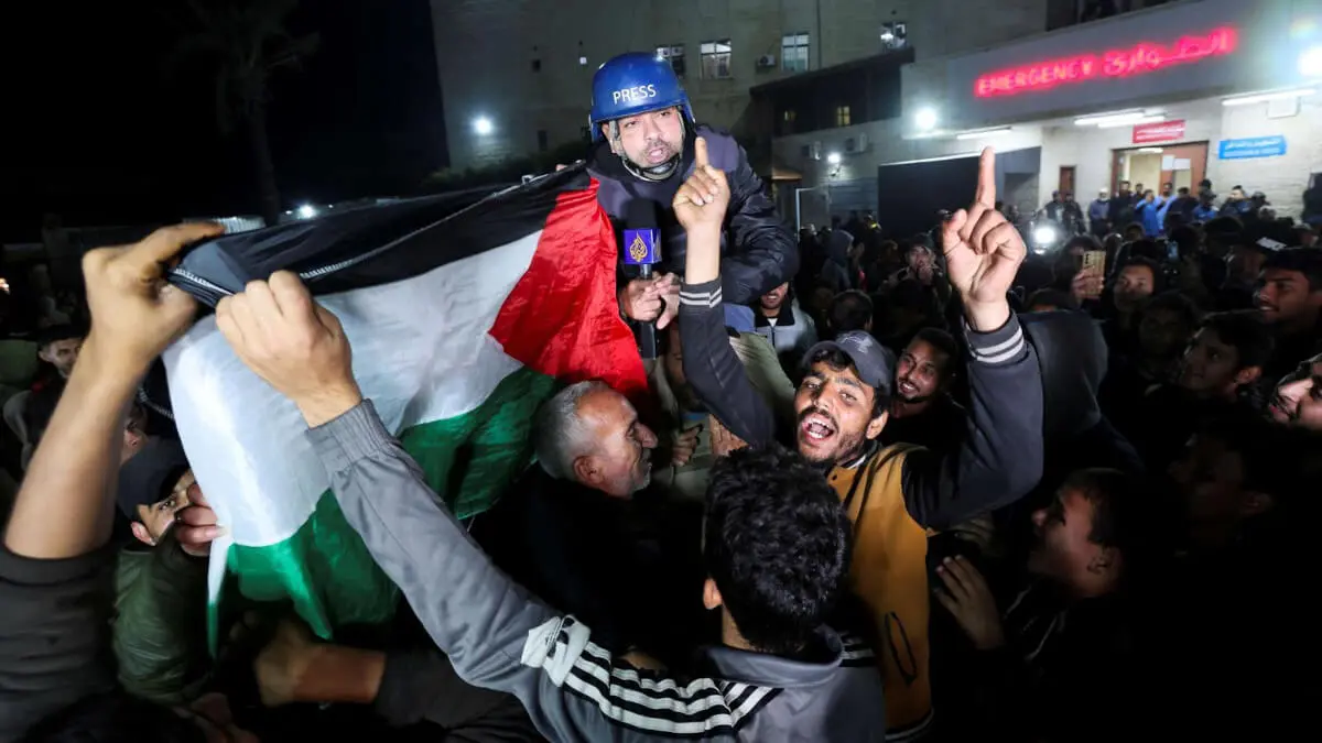 Palestinos en Gaza celebrando el acuerdo de alto el fuego entre Israel y Hamás - REUTERS/Ramadan Abed