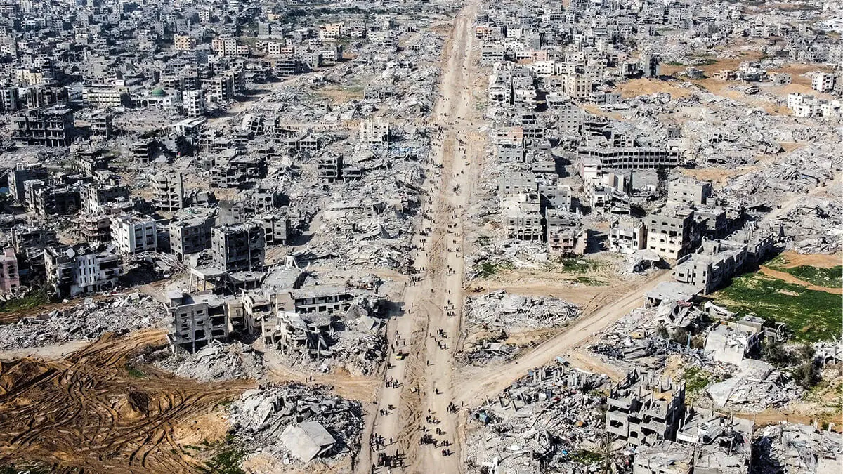 Una vista aérea tomada con un dron muestra a palestinos caminando entre los escombros de casas y edificios, luego de un alto el fuego entre Israel y Hamás, en Jabalia, en el norte de la Franja de Gaza, el 19 de enero de 2025 - REUTERS/ MAHMOUD AL-BASOS