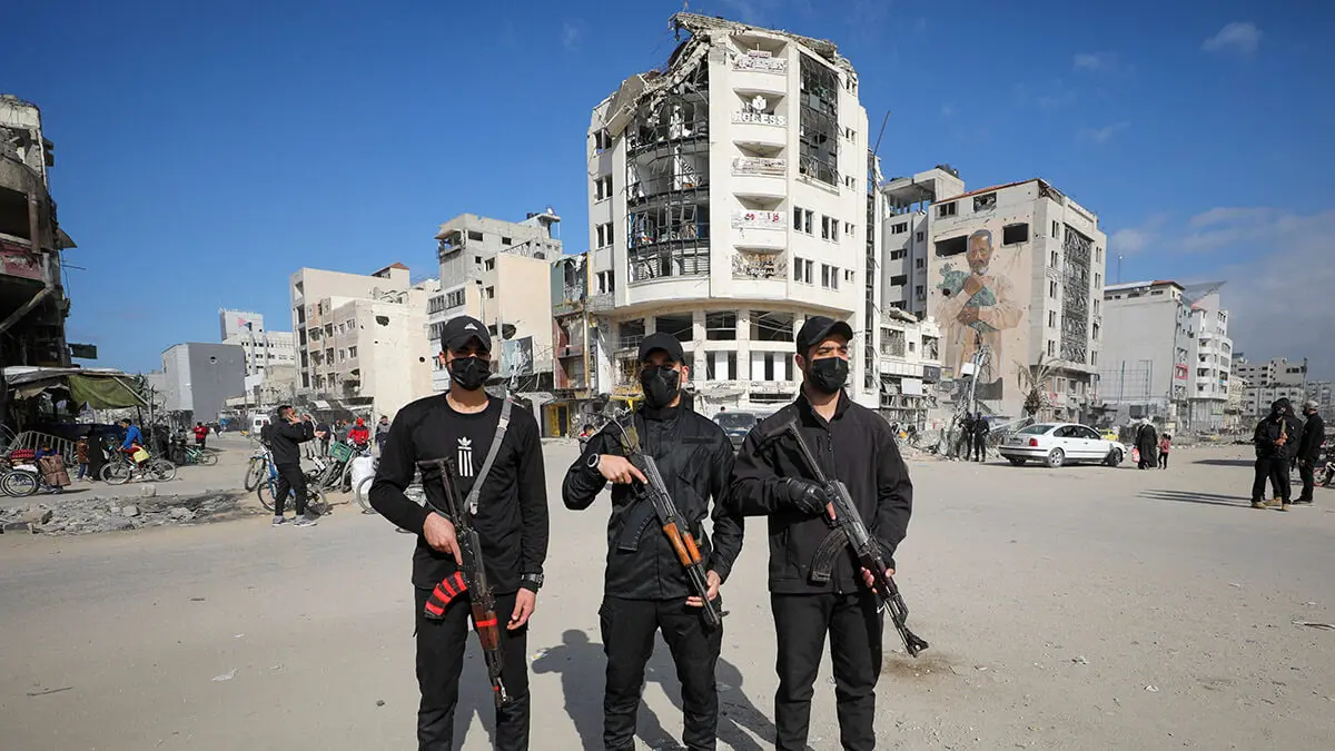 Policías de Hamás hacen guardia después de desplegarse en las calles para mantener el orden, tras un alto el fuego entre Israel y Hamás, en la ciudad de Gaza, el 20 de enero de 2025 - REUTERS/ DAWOUD ABU ALKAS