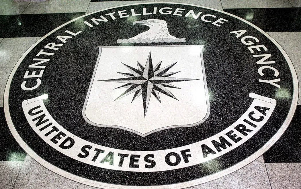 Logotipo de la Agencia Central de Inteligencia de Estados Unidos se muestra en el vestíbulo de la sede de la CIA en Langley - REUTERS/ JASON REED