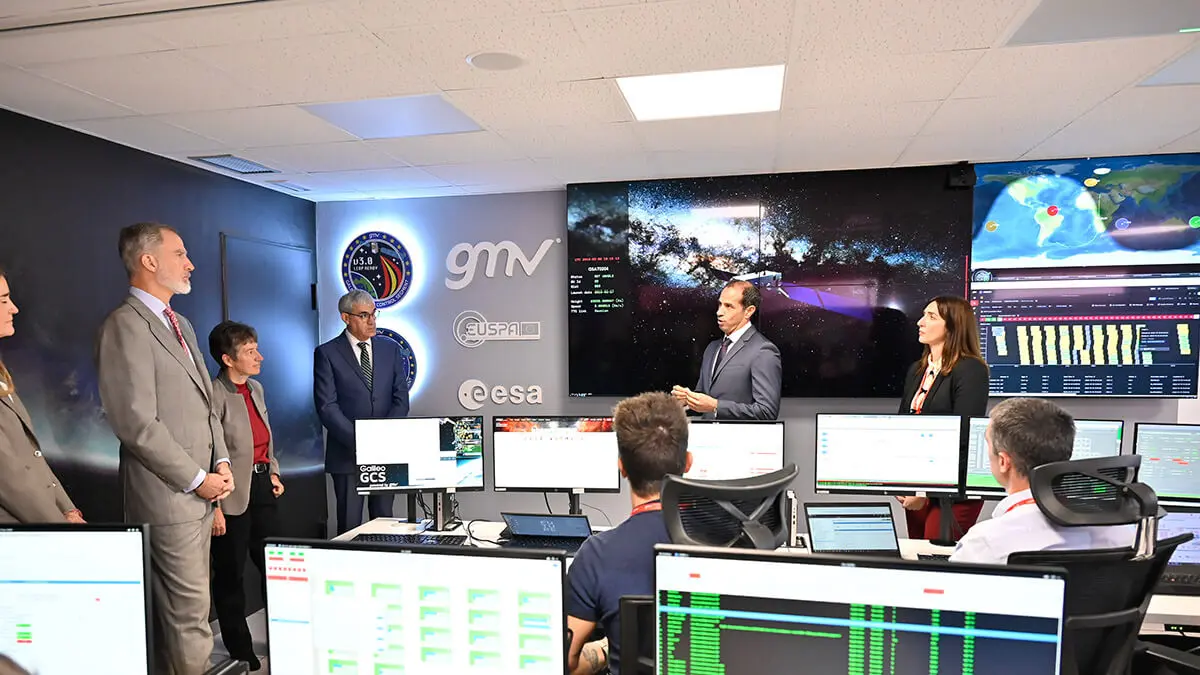 La multinacional tecnológica ha exhibido ante el Rey Felipe sus capacidades innovadoras. En imagen, Víctor Pozo y Ana Romero explican la importancia del centro terreno Galileo, que GMV ha replicado en su sede central de Tres Cantos -&nbsp;PHOTO/GMV&nbsp;