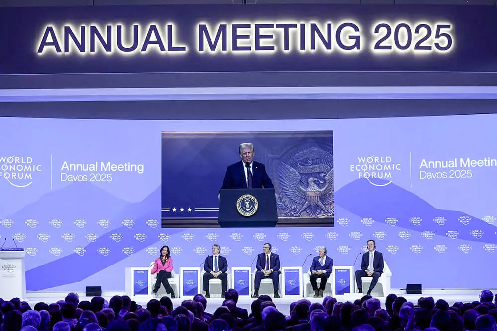 El presidente de Estados Unidos, Donald Trump, pronuncia un discurso especial de forma remota mientras Ana Patricia Botín, presidenta del banco español Santander, Brian Moynihan, director ejecutivo de Bank of America, Patrick Pouyanne, director ejecutivo de TotalEnergies, Stephen Schwarzman, director ejecutivo y cofundador de Blackstone Group y Borge Brende, presidente y director ejecutivo del Foro Económico Mundial, asisten a la 55ª reunión anual del Foro Económico Mundial (WEF) en Davos, Suiza, el 23 de enero de 2025 - REUTERS/YVES HERMAN