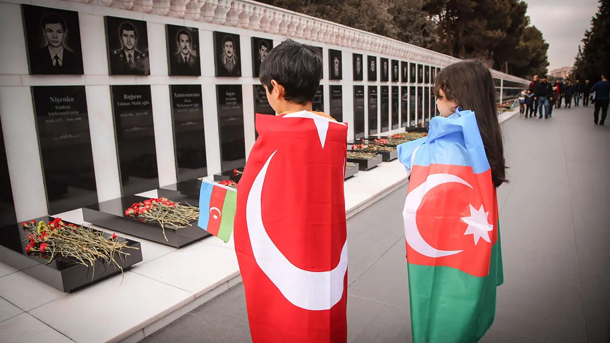 <p>El pueblo azerbaiyano visita el Callejón de los Mártires, un cementerio y monumento dedicado a los asesinados por las tropas soviéticas durante el Enero Negro de 1990 - PHOTO/ARCHIVO</p>
