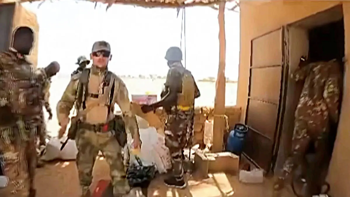 Una captura de pantalla de un video distribuido muestra a personas que los rebeldes tuareg dicen que son mercenarios rusos de Wagner con soldados de Mali en el noreste de Mali, cerca de Aguelhok, Mali, julio de 2024 - PHOTO/ Coordinación de Movimientos Azawad vía REUTERS