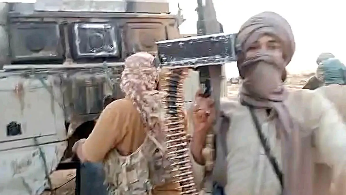 Combatientes de la CMA (alianza rebelde tuareg) inspeccionan un vehículo blindado dañado, que se dice que fue utilizado por mercenarios de Wagner que participaron en enfrentamientos contra rebeldes tuareg en el noreste de Mali, cerca de Tinzaouaten, Mali, en julio de 2024 - PHOTO/ Coordinación de Movimientos Azawad vía REUTERS