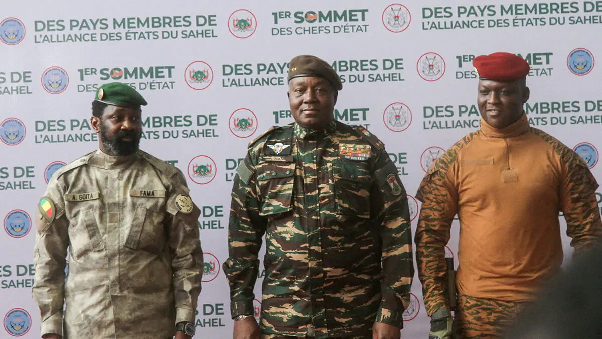Los jefes de estado de Mali Assimi Goita, el general nigerino Abdourahamane Tiani y el capitán de Burkina Faso Ibrahim Traore posan para fotografías durante la primera cumbre ordinaria de jefes de estado y de gobierno de la Alianza de Estados del Sahel (AES) en Niamey , Níger, 6 de julio de 2024 - REUTERS/ MAHADOU HAMIDOU