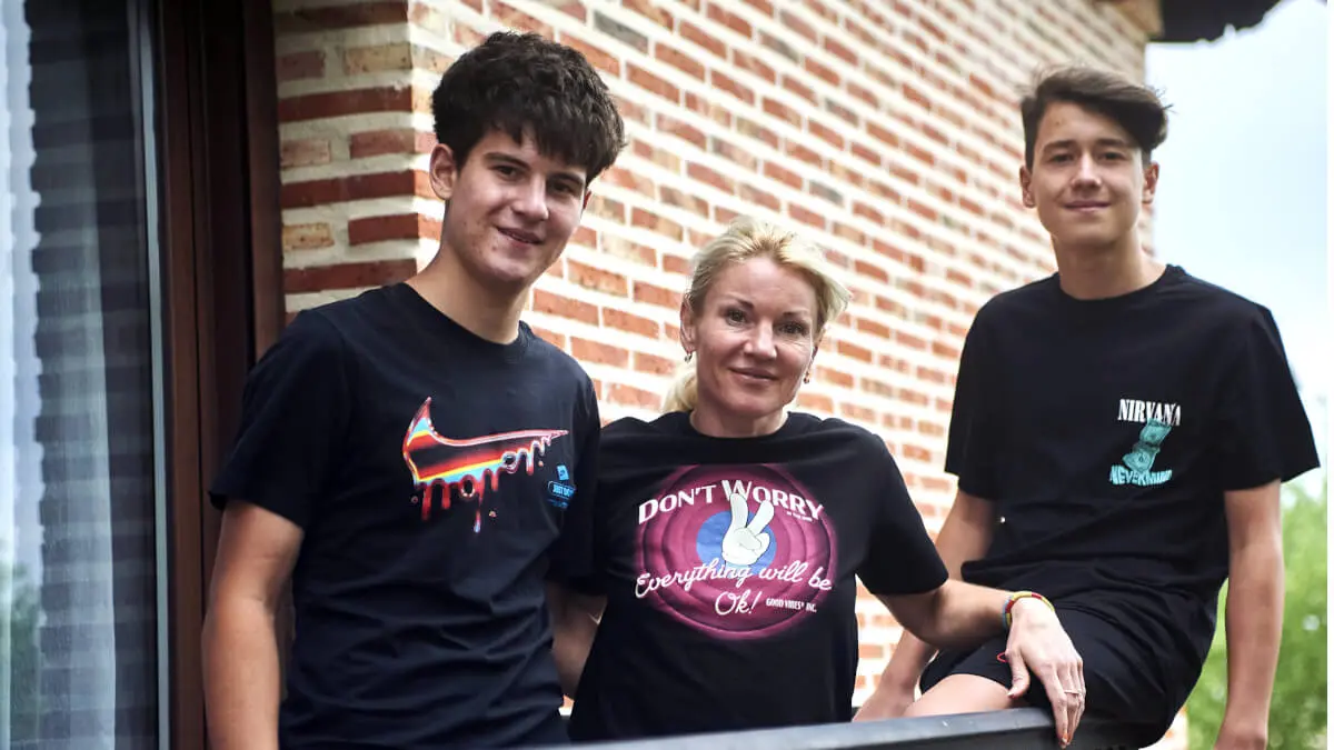<p>Irina Shumska y sus dos hijos adolescentes Illia y Alosha - Pedro Sánchez. Fundación "la Caixa"</p>
