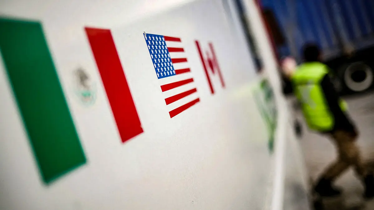 Banderas de México, Estados Unidos y Canadá se muestran en una cabina de seguridad en el puente fronterizo Zaragoza-Ysleta, en Ciudad Juárez, México - REUTERS/ JOSÉ LUIS GONZÁLEZ