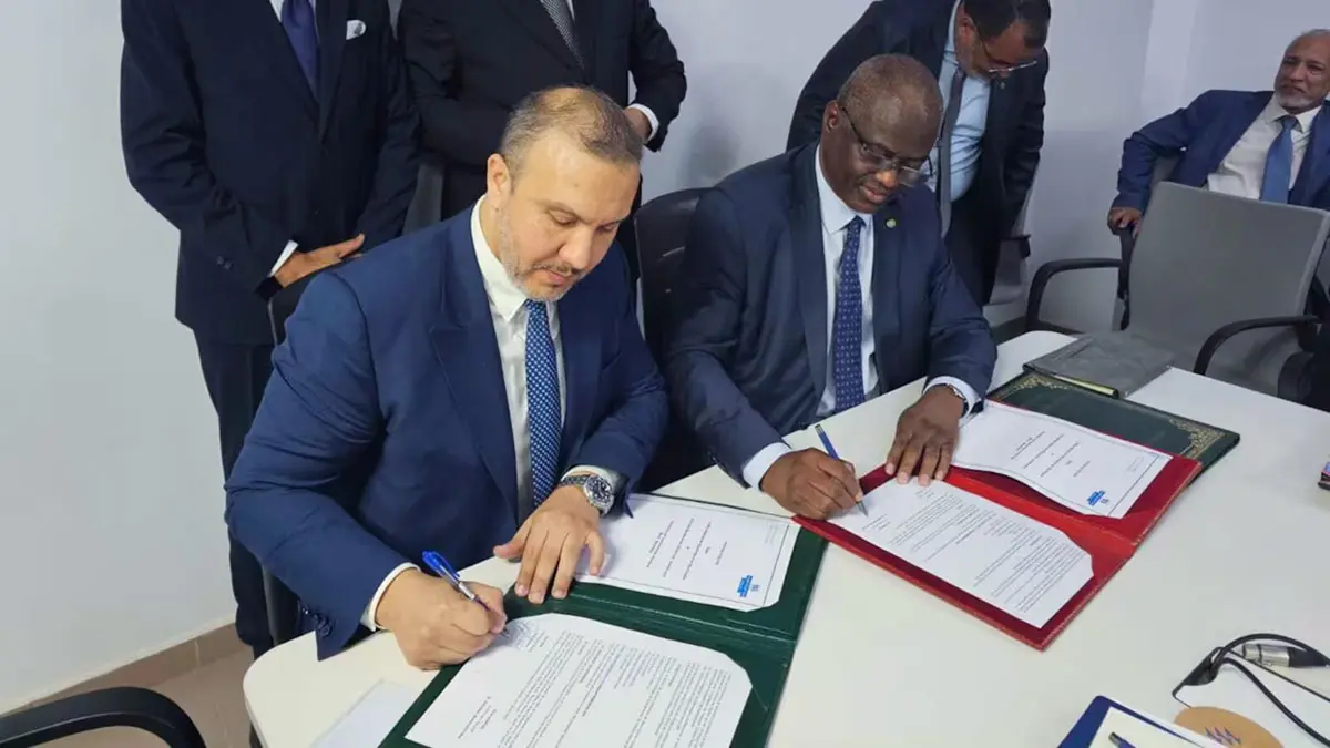 <p>Tarik Hamane, DG de la ONEE (izquierda) con su homólogo mauritano, Sidi Salem Mohaned Elabd, DG de SOMELEC, durante la firma del acuerdo de interconexión eléctrica entre Marruecos y Mauritania, el 4 de febrero de 2024 en Nouakchott - PHOTO/ REDES SOCIALES</p>
