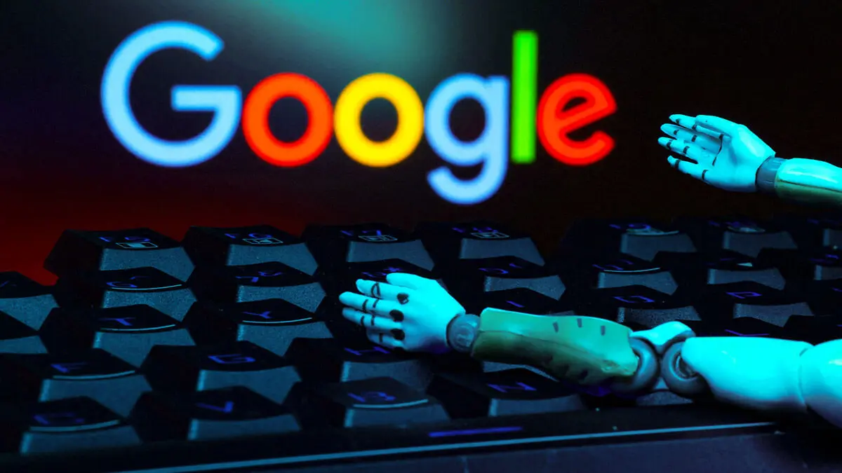 Logotipo de Google, un teclado y manos de robot - REUTERS/ DADO RUVIC