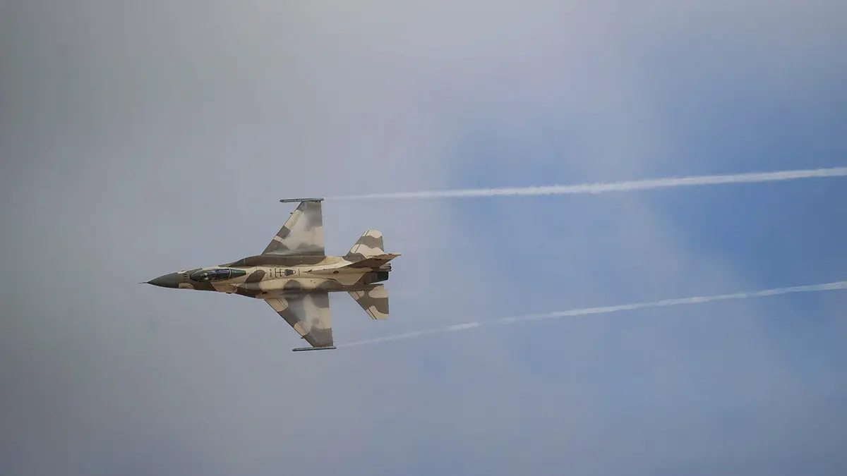 Un avión de combate F-16 marroquí realiza una maniobra como parte del ejercicio militar African Lion, en Tantan, al sur de Agadir, Marruecos - AP/MOSAAB ELSHAMY