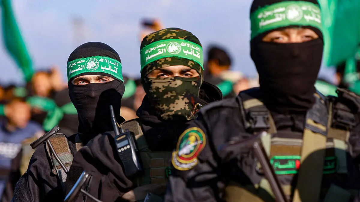 <p>Militantes palestinos de Hamas hacen guardia el día de la liberación de Keith Siegel, un rehén con doble nacionalidad estadounidense e israelí retenido en Gaza desde el mortal ataque del 7 de octubre de 2023, como parte de un alto el fuego y un acuerdo de intercambio de rehenes por prisioneros entre Hamas e Israel, en la ciudad de Gaza, el 1 de febrero de 2025 - REUTERS/ MOHAMMED SALEM</p>