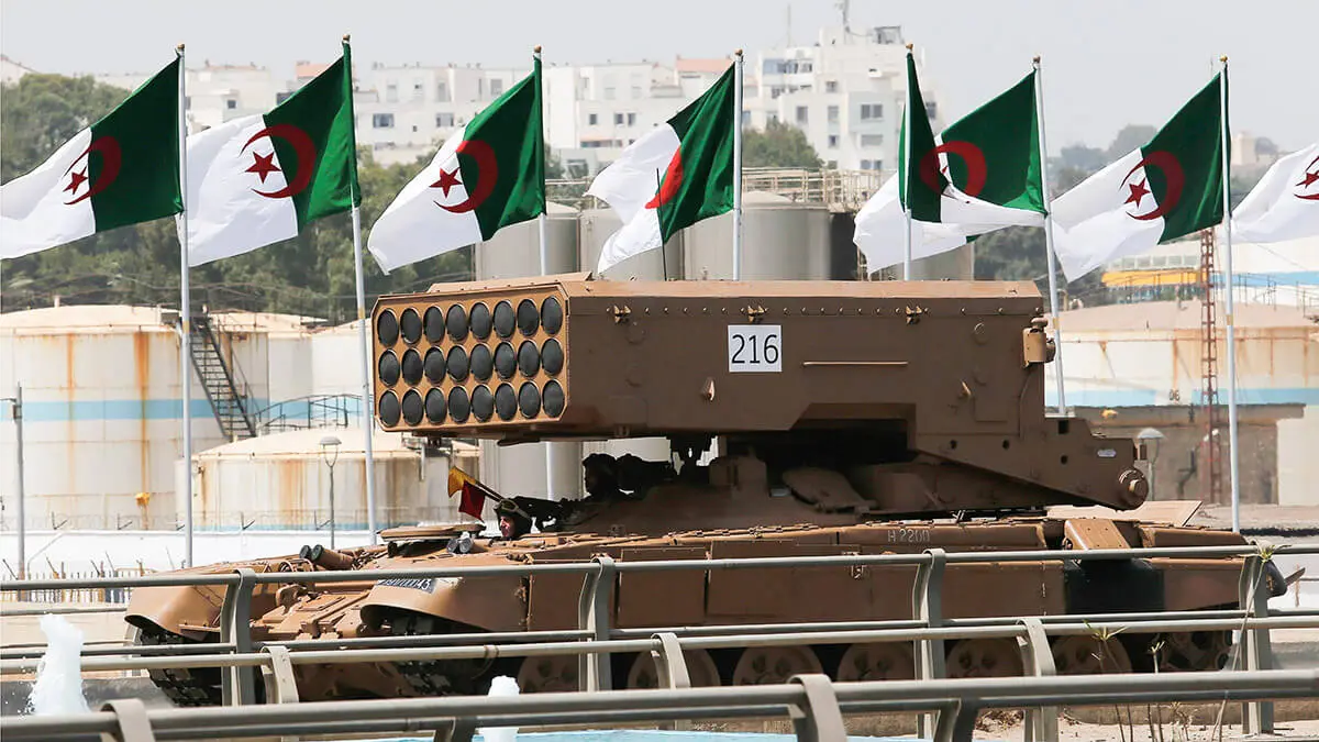 Un tanque avanza durante un desfile militar para conmemorar el 60 aniversario de la independencia de Argelia - AP/ TOUFIK DOUDOU