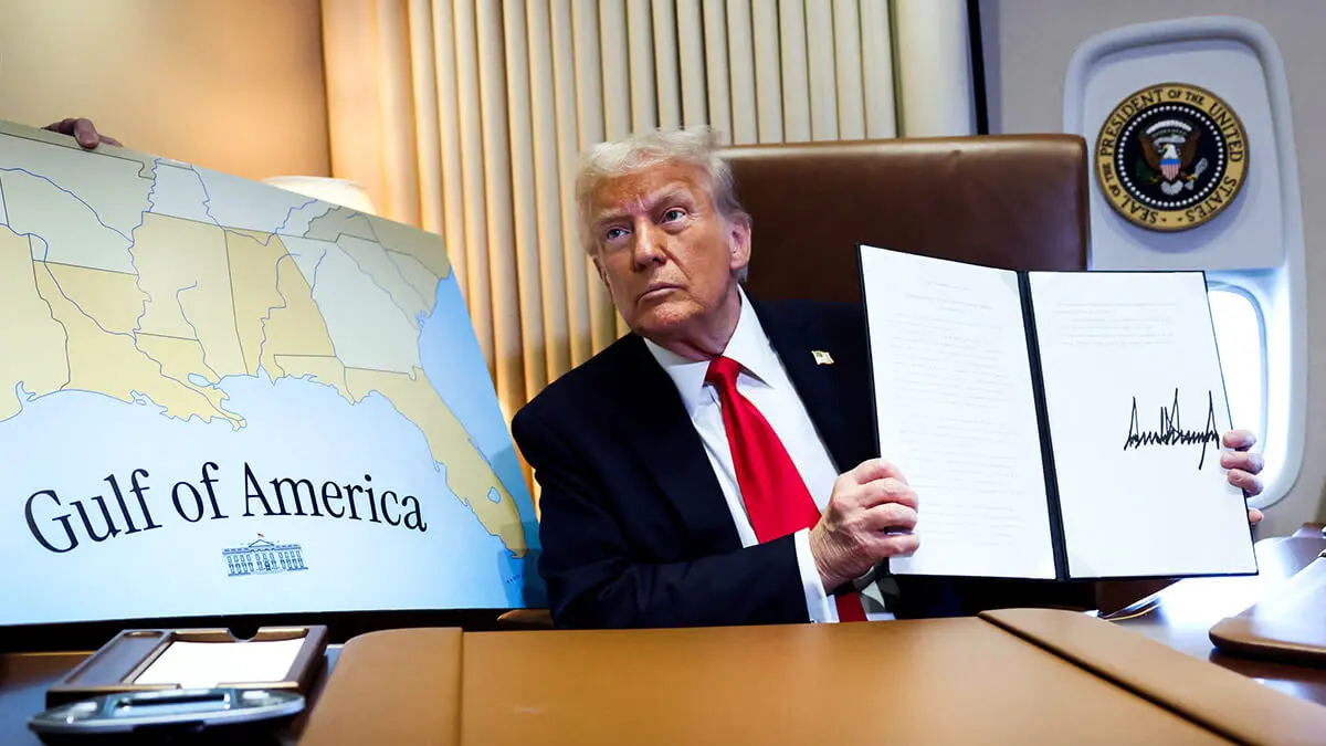 <p>El presidente de Estados Unidos, Donald Trump, sostiene una proclamación que cambia el nombre del Golfo de México por el de Golfo de América, mientras vuela sobre el golfo a bordo del Air Force One en ruta a Nueva Orleans para asistir al Super Bowl, el 9 de febrero de 2025 - REUTERS/ KEVIN LAMARQUE&nbsp;</p>
