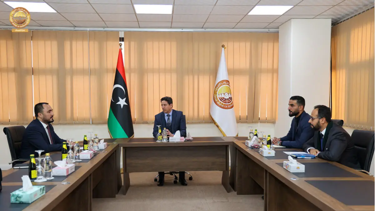 El presidente de la Comisión de Asuntos Exteriores y Cooperación Internacional de la Cámara de Representantes de Libia, Yousef Al-Agouri, con el cónsul turco en Bengasi, Serkan Karmanlıoğlu, en Bengasi, Libia - PHOTO/CÁMARA DE REPRESENTANTES DE LIBIA