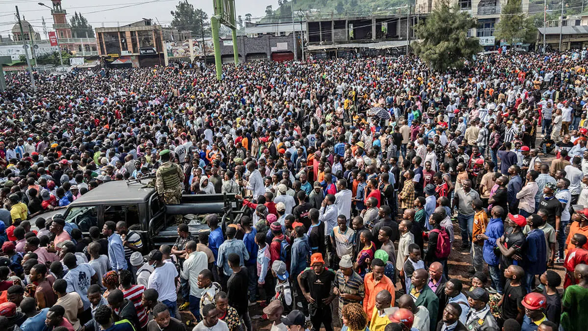 Civiles asisten a una reunión organizada por el M23 en el Stade de L'Unite, después de que los rebeldes del M23 tomaran la ciudad de Goma, en Goma, República Democrática del Congo, el 6 de febrero de 2025 - PHOTO/ REUTERS