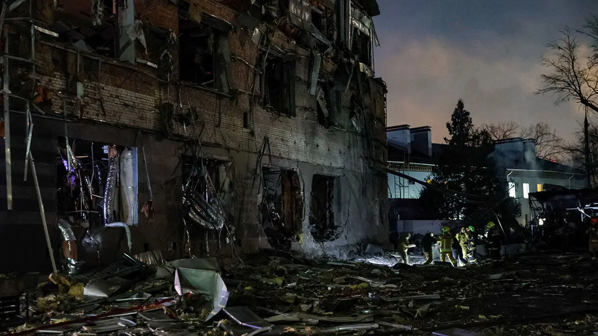 Bomberos trabajan en el lugar de un ataque con misiles rusos, en medio del ataque de Rusia a Ucrania, en Kiev, Ucrania, el 12 de febrero de 2025 - REUTERS/ GLEB GARANICH