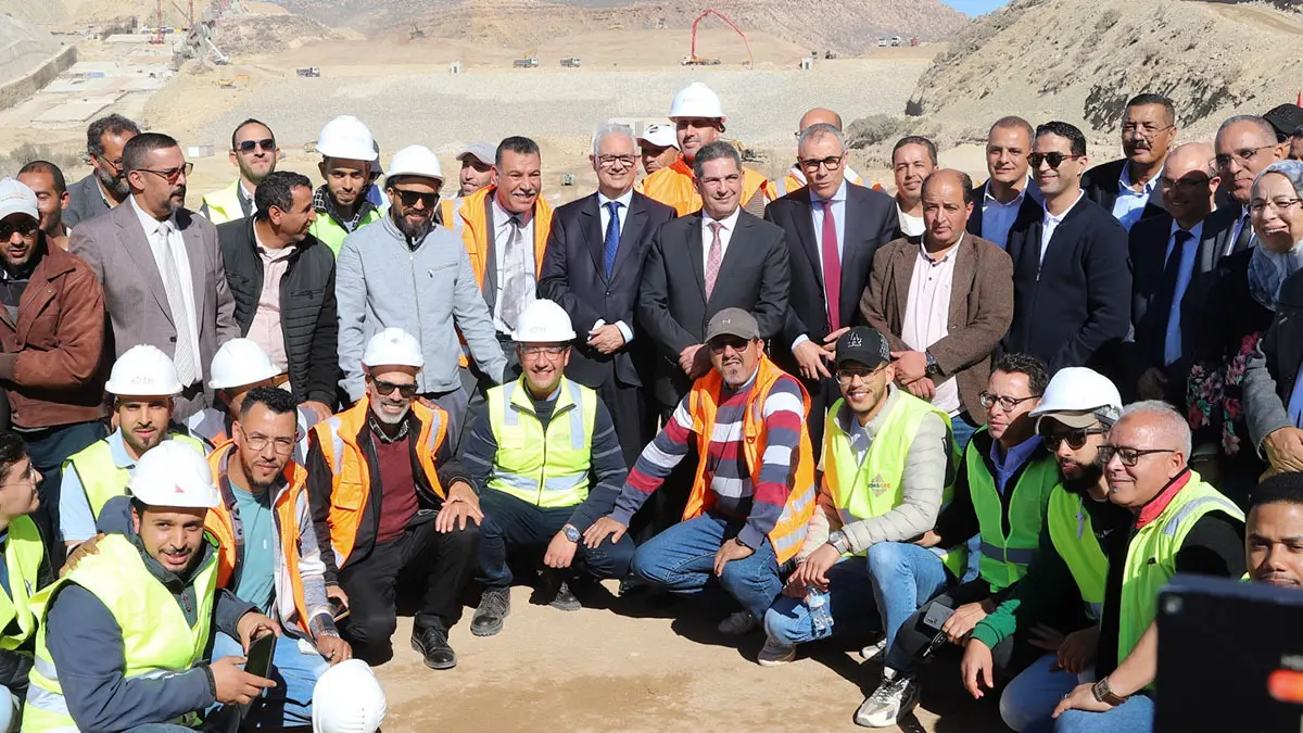 Nizar Baraka, ministro de Equipamiento y Agua de Marruecos, junto al Wali de la región de Souss-Massa, Saaid Amzazi, y operarios de las obras de la presa de Tamri en Agadir, Marruecos - PHOTO/MINISTERIO DE EQUIPAMIENTO Y AGUA DE MARRUECOS