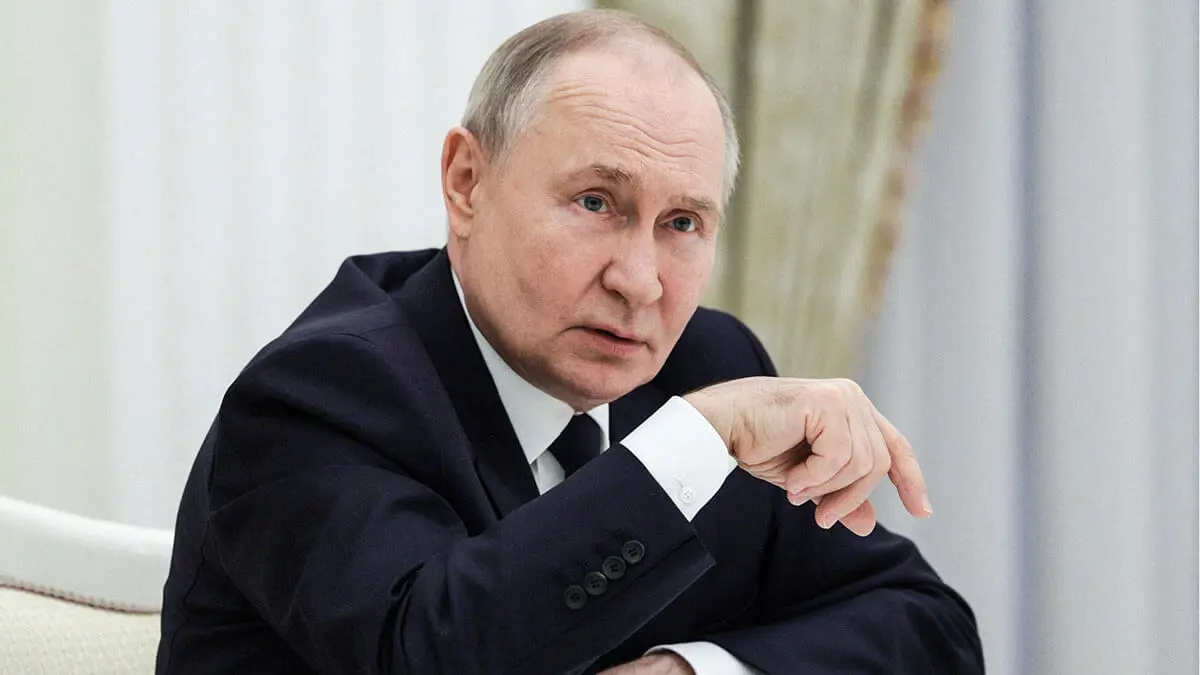 El presidente ruso, Vladimir Putin, asiste a una reunión con los ganadores del Premio Presidencial de Ciencia e Innovación 2024 para Jóvenes Científicos en el Kremlin en Moscú, Rusia, el 6 de febrero de 2025 - SPUTNIK/GAVRILL GRIGOROV vía REUTERS
