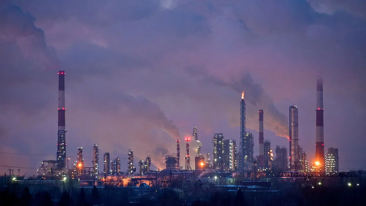 <p>Refinería de petróleo en la ciudad siberiana de Omsk - REUTERS/ALEXEY MALGAVKO </p>