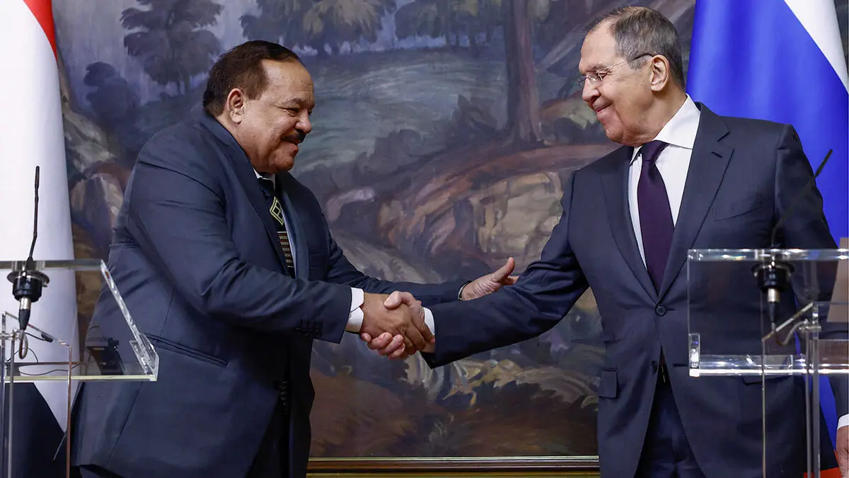 <p>El ministro de Asuntos Exteriores ruso, Sergei Lavrov, y su homólogo sudanés, Ali Yousuf Al-Sharif, se dan la mano durante una conferencia de prensa tras sus conversaciones en Moscú, Rusia, el 12 de febrero de 2025 - REUTERS/ MAXIM SHEMETOV</p>
