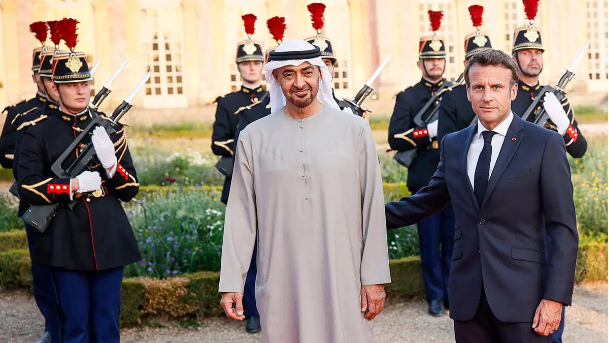 El presidente francés, Emmanuel Macron, a la derecha, y el presidente de los Emiratos Árabes Unidos, el jeque Mohamed Bin Zayed - AP/THOMAS PADILLA