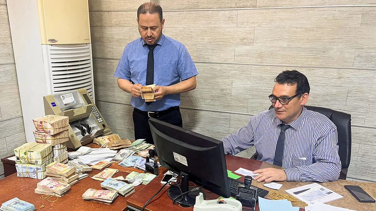 <p>Empleados bancarios preparan dinero para entregarlo en un banco en Misrata, Libia - REUTERS/AYMAN AL-SAHELY</p>