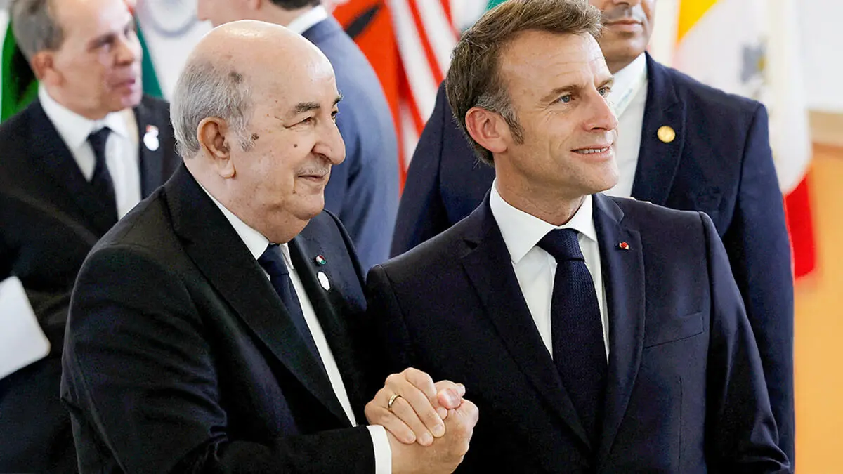 <p>El presidente de Argelia, Abdelmadjid Tebboune, y el presidente francés, Emmanuel Macron, hablan antes de una sesión sobre Inteligencia Artificial (IA), Energía, África y el Mediterráneo en el segundo día de la cumbre del G7 en Borgo Egnazia, Italia, el 14 de junio de 2024 - REUTERS/LOUISA GOULIAMAKI </p>