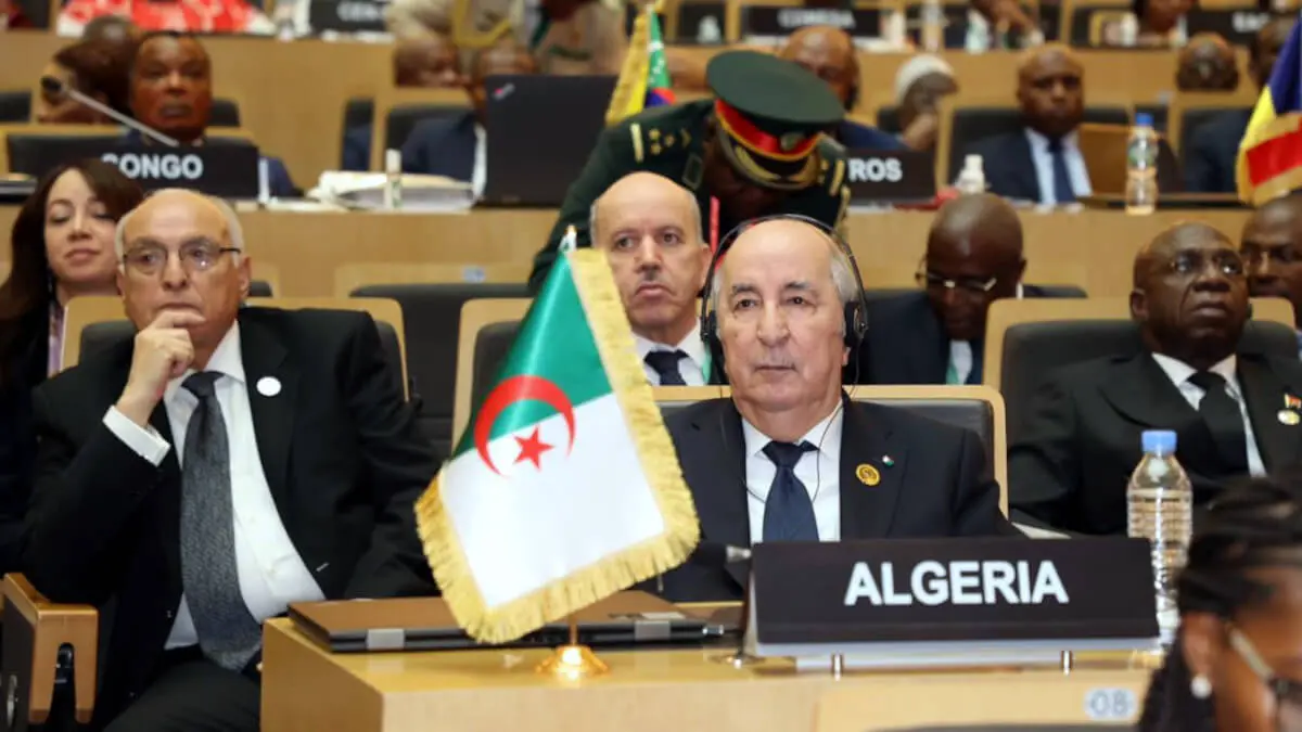 Abdelmadjid Tebboune, presidente de Argelia, y Ahmed Fattah, ministro de Asuntos Exteriores de Argelia durante la 38 cumbre del Consejo Africano de Paz y Seguridad de la región MENA - PHOTO/ MINISTERIO DE COMUNICACIÓN DE ARGELIA