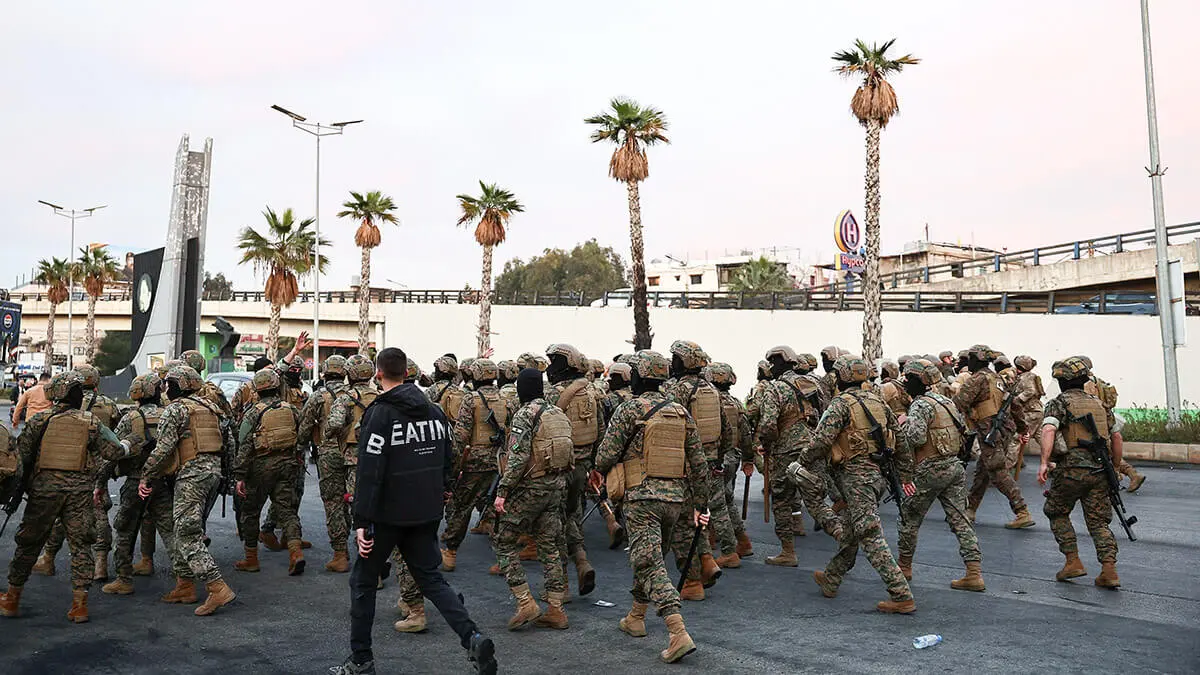 Miembros del Ejército libanés caminan mientras partidarios de Hezbolá asisten a una protesta organizada por ellos contra lo que dijeron que era una violación de la soberanía nacional, cerca del aeropuerto internacional de Beirut, Líbano, el 15 de febrero de 2025 - REUTERS/EMILIE MADI