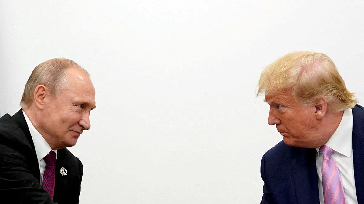 El presidente estadounidense Donald Trump y el presidente ruso Vladimir Putin en una reunión bilateral en la cumbre del G20 en Osaka en junio de 2019 - REUTERS/KEVIN LAMARQUE